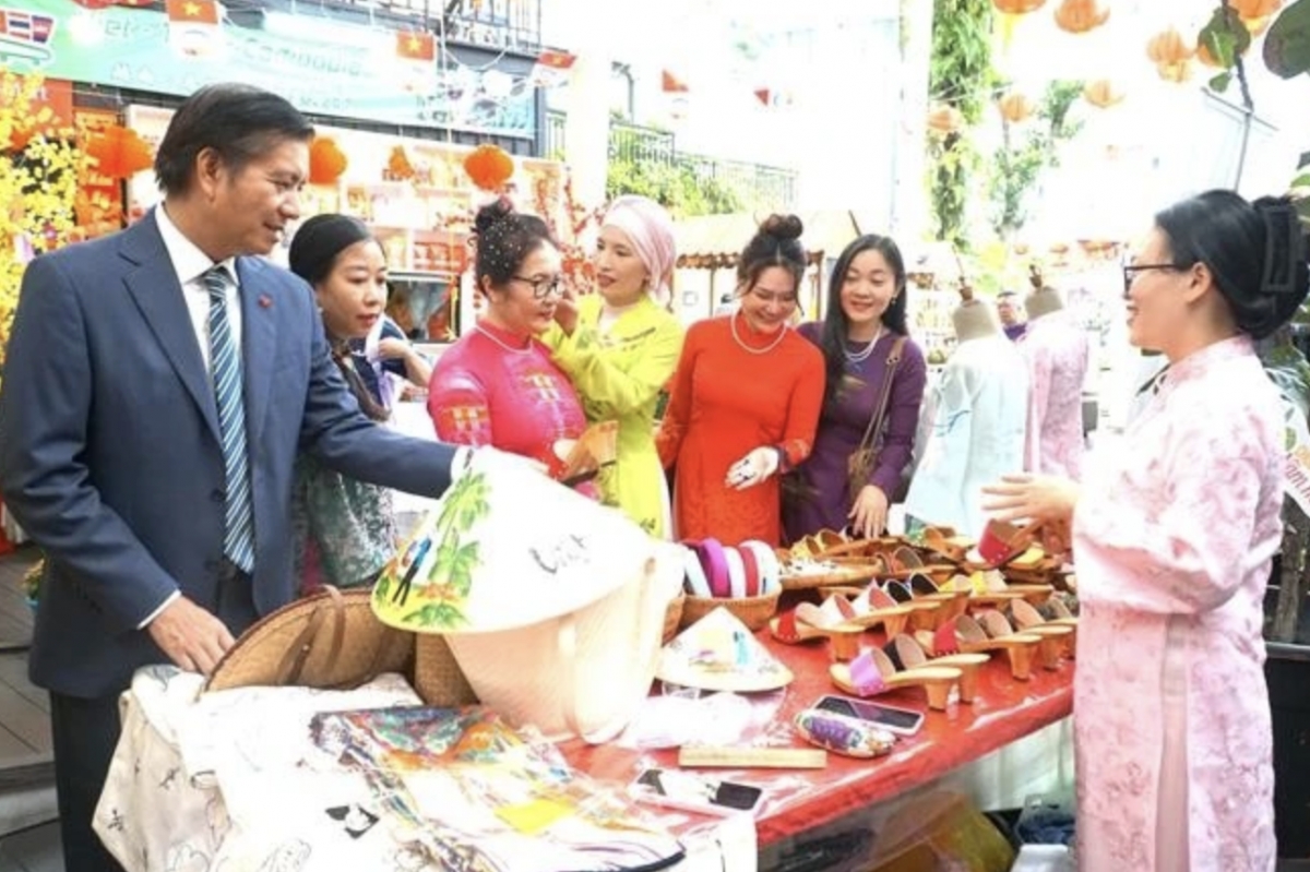 Vietnamese people in Malaysia, Thailand celebrate Tet